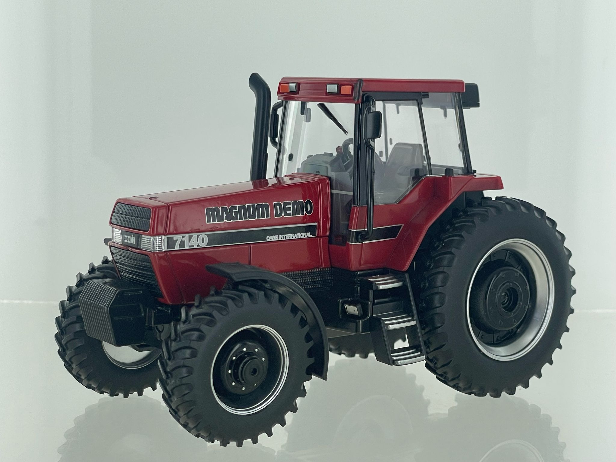 Case IH Magnum 7140 Magnum Demo Lim. Edt. Modell von Britains 1:32