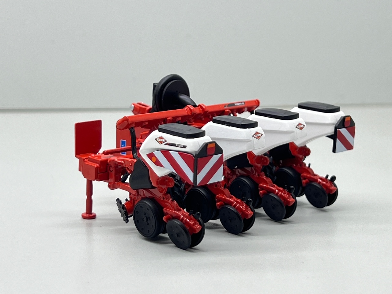 Kuhn Kosma TM 4-reihig Modell von Replicagri 1:32