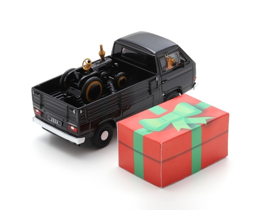 VW T3a „Christmas 2024“ mit Lanz-Bulldog (Piccolo) Modell von Schuco 1:43
