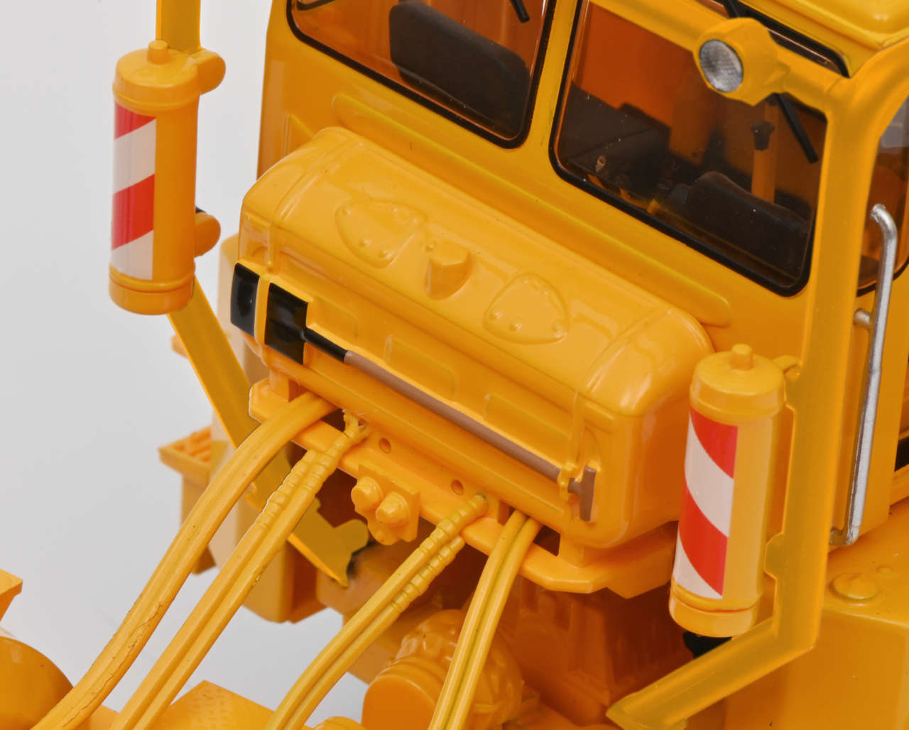 Kirovets K700 A mit 3 Figuren Modell von Schuco 1:32