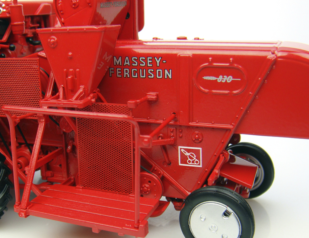 Massey Ferguson 830 Mähdrescher Modell von Universal Hobbies 1:32