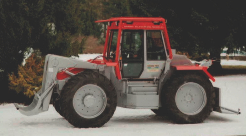 Schlüter 1900 mit Forstausrüstung und Ketten-1