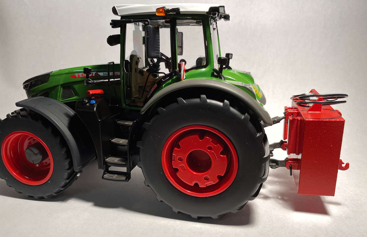 Heckgewicht mit Unterlenker und Hydraulikanschlüssen rot Modell von TrecKerle 1:32