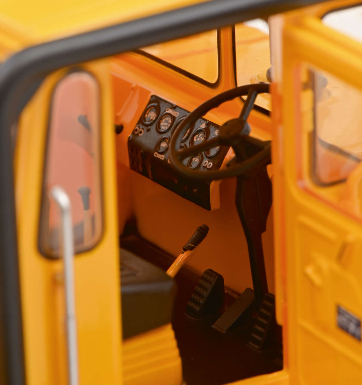 Kirovets K700 A mit Zwillingsbereifung Modell von Schuco 1:32