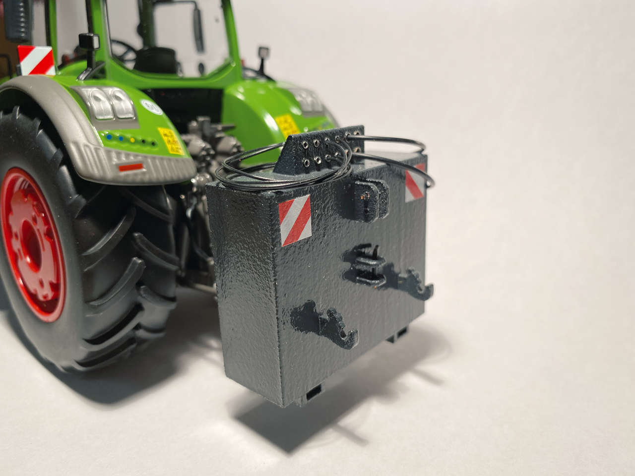 Heckgewicht mit Unterlenker und Hydraulikanschlüssen anthrazit Modell von TrecKerle 1:32