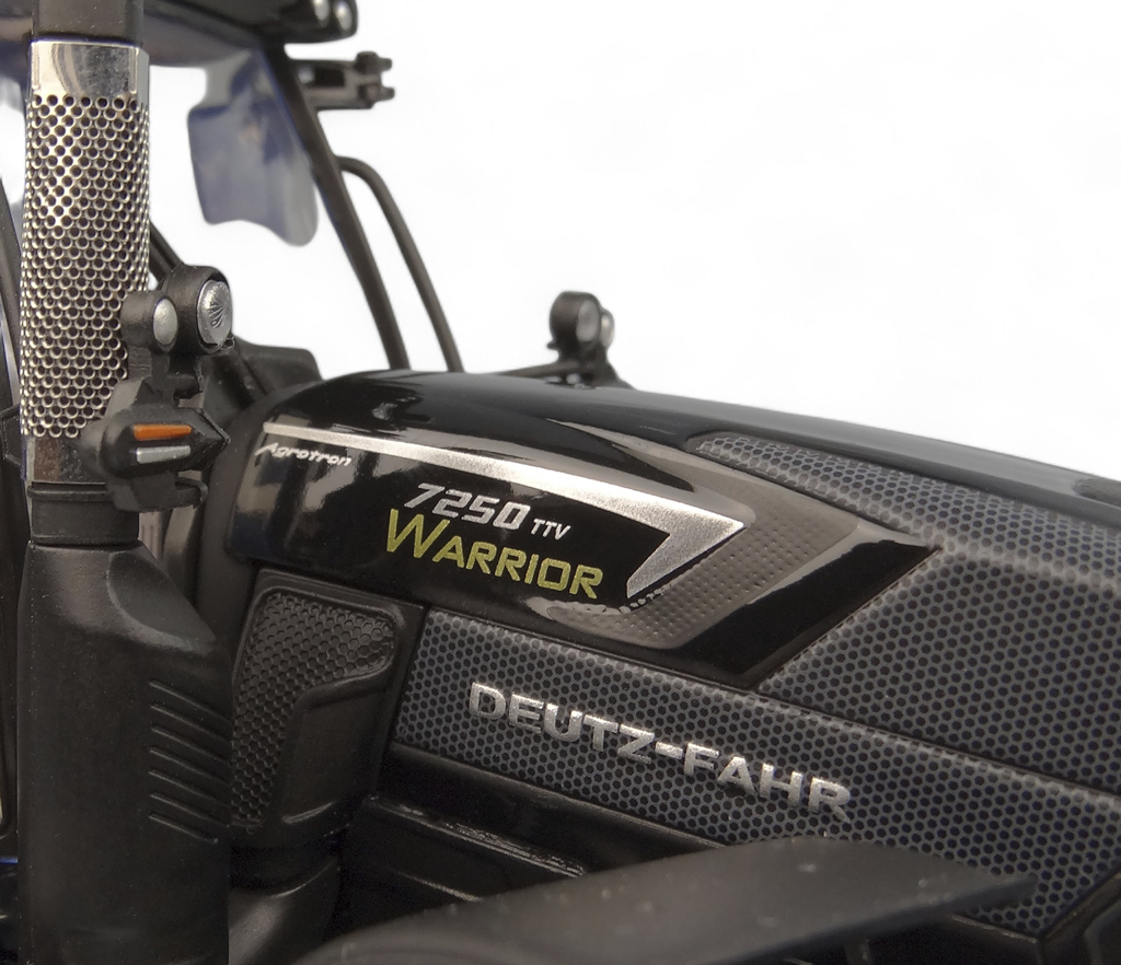 Deutz-Fahr 7250 TTV Warrior Gloss Black Edt. Modell von Universal Hobbies 1:32