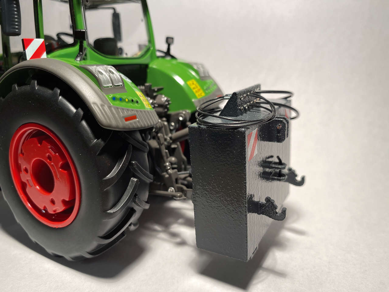 Heckgewicht mit Unterlenker und Hydraulikanschlüssen anthrazit Modell von TrecKerle 1:32