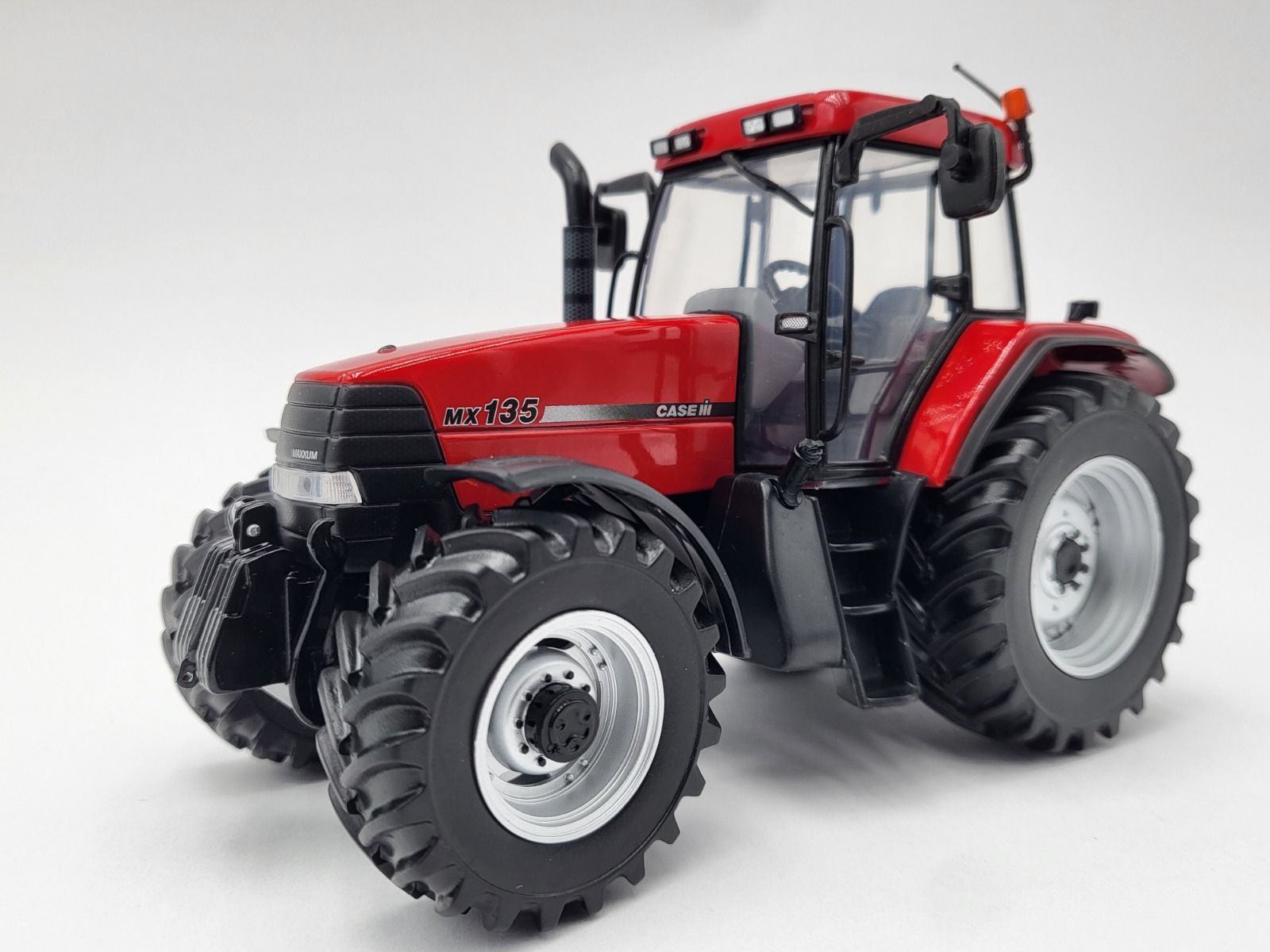 Case IH MX 135 Logo horizontal Lim. Edt. Modell von Universal Hobbies 1:32