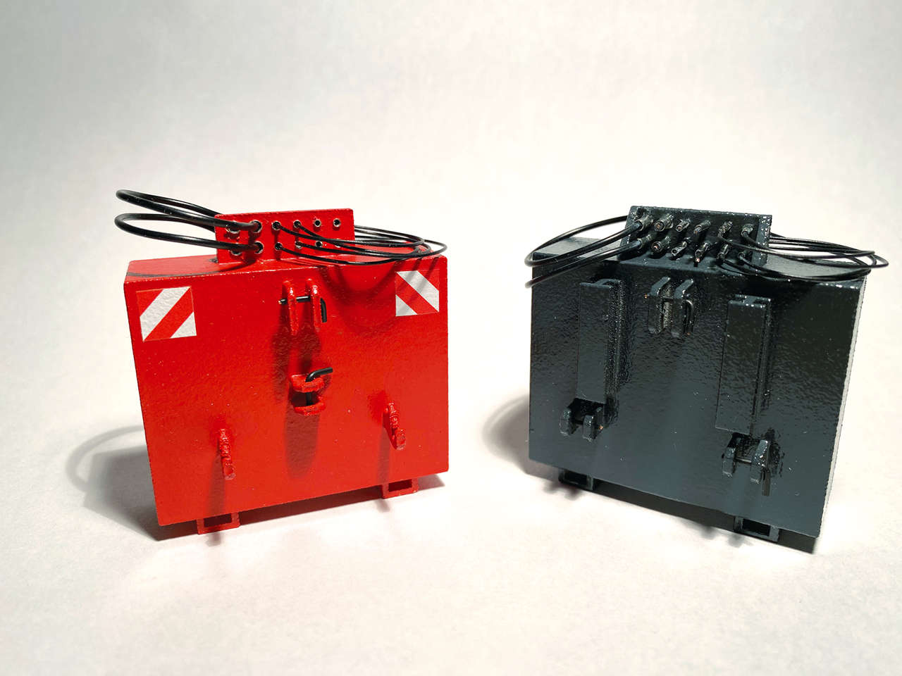 Heckgewicht mit Unterlenker und Hydraulikanschlüssen anthrazit Modell von TrecKerle 1:32