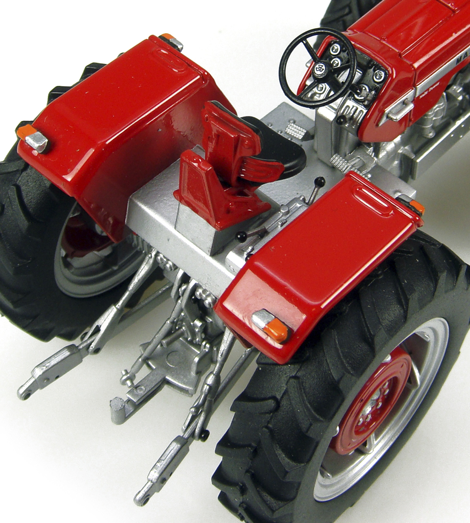 Massey Ferguson 1080 4WD (1970) Modell von Universal Hobbies 1:32