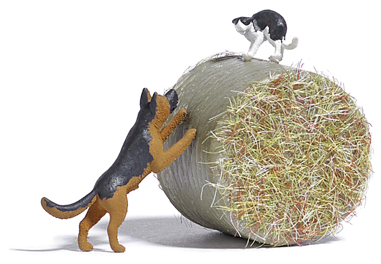 Hund jagt Katze mit Rundballen Modell von Busch 1:87