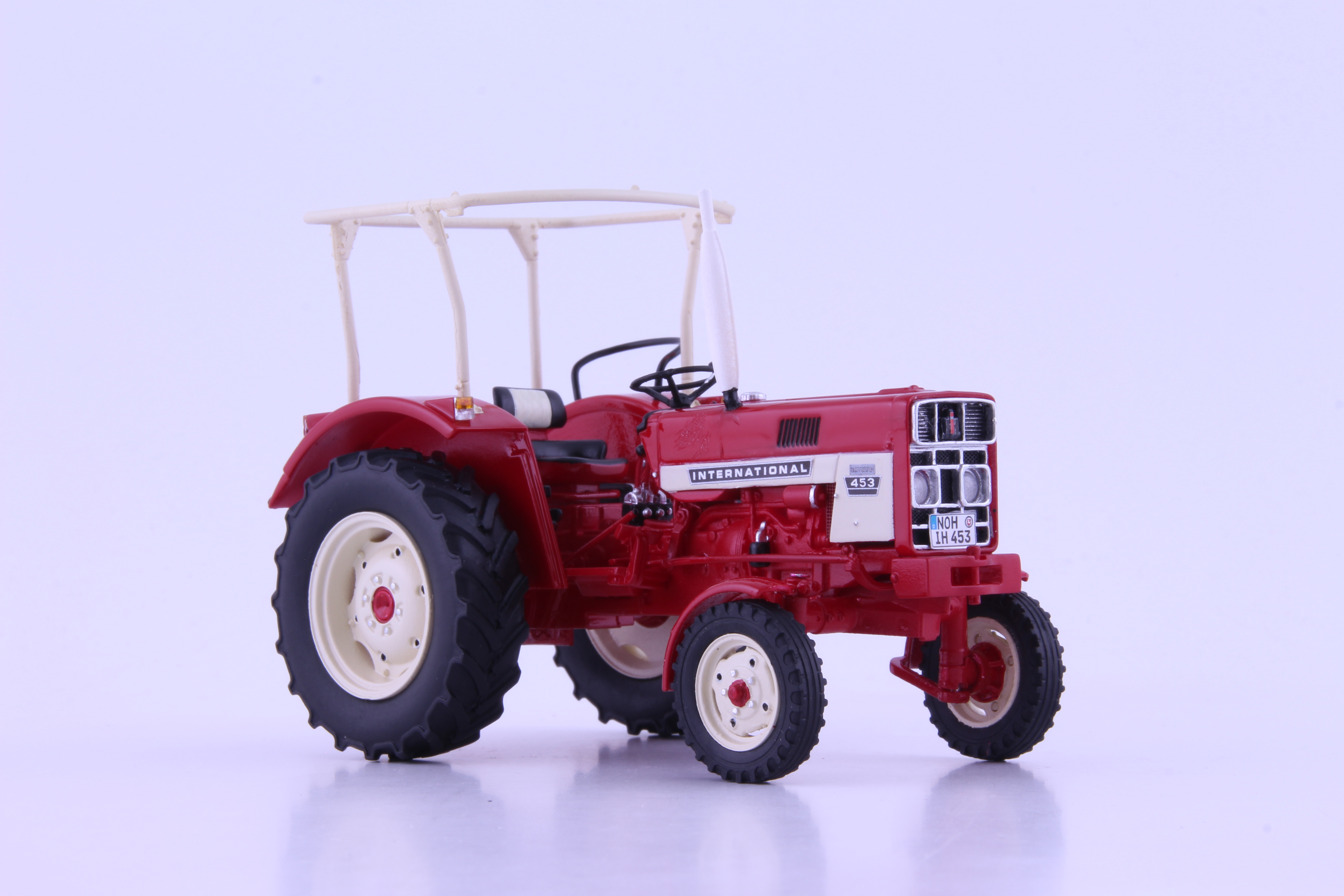IHC 453 2WD mit Überrollbügel 1st Edition Modell von agrarfox models 1:32