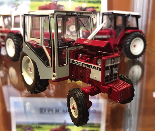 IHC 633 SA mit Kabine Modell von Replicagri 1:32