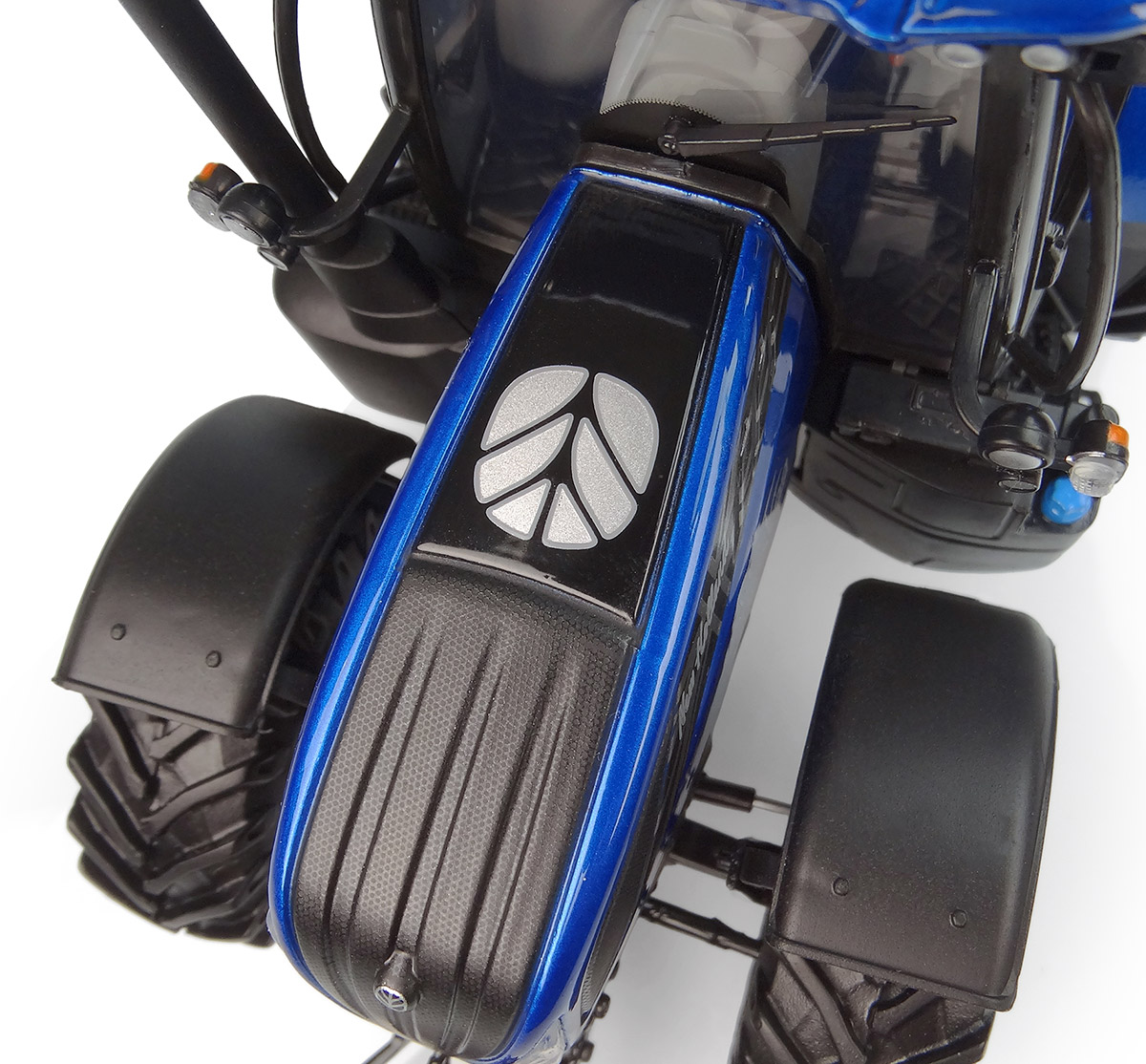 New Holland T7.225 2 Million Basildon Traktor Modell von Universal Hobbies 1:32