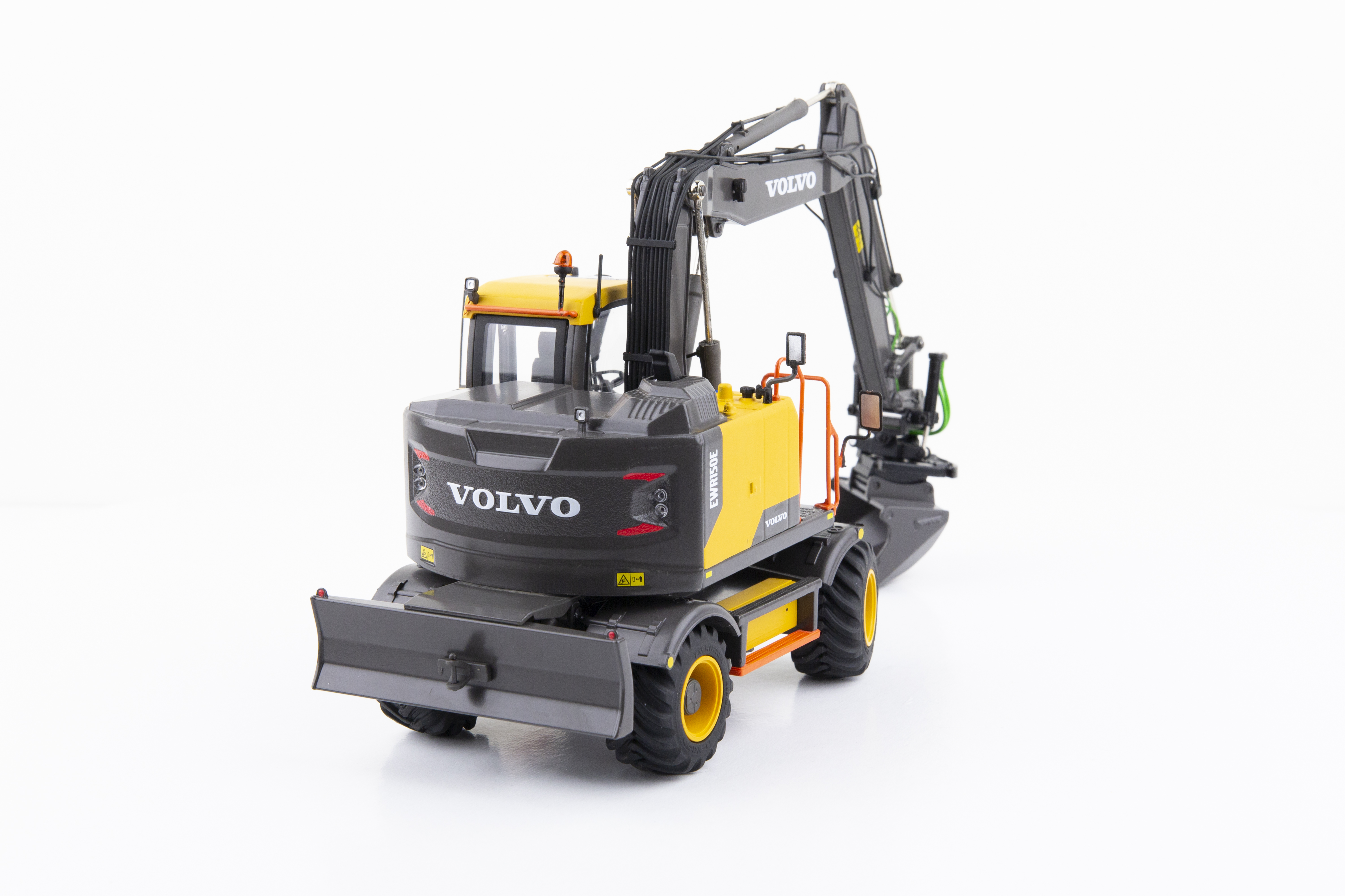 Volvo EWR150E Mobilbagger Nokian Reifen Modell von AT Collections 1:32