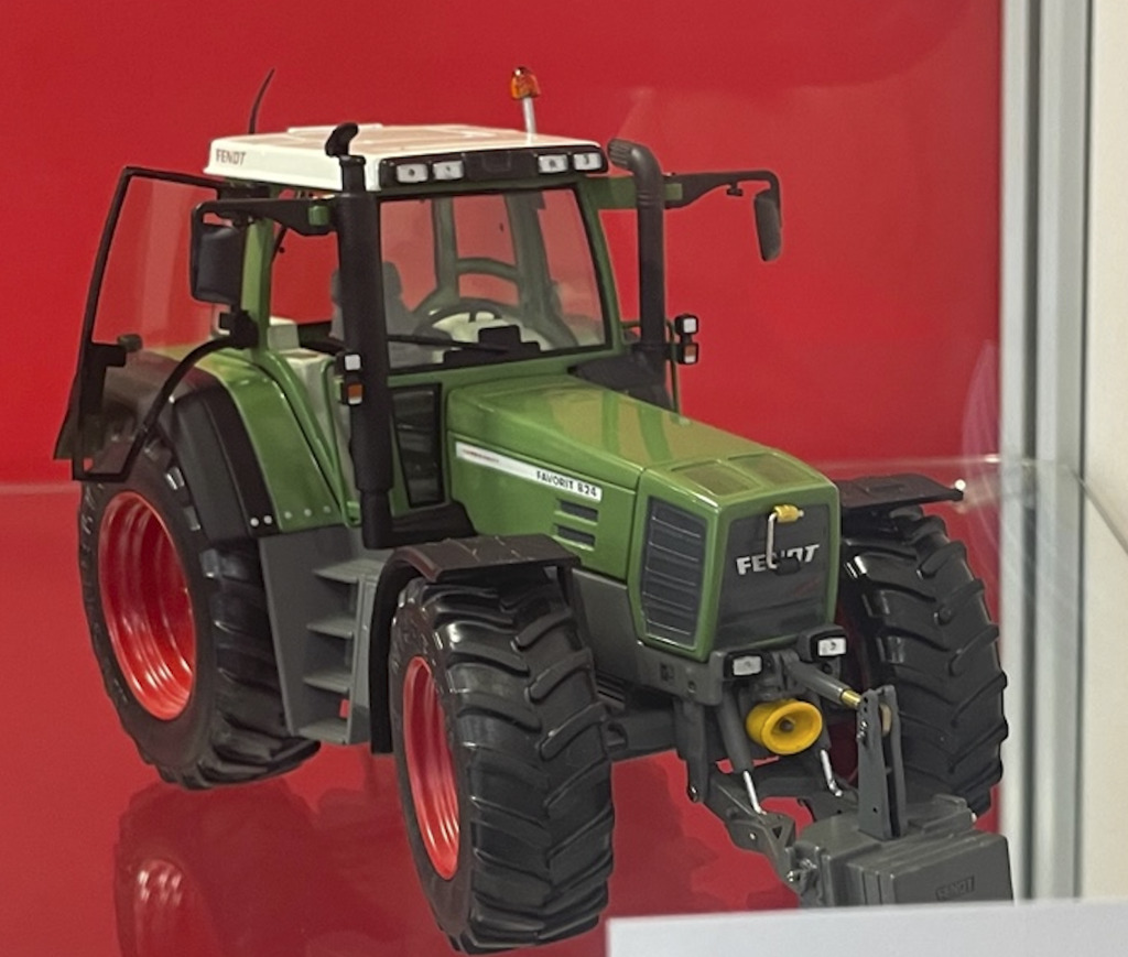 Fendt Favorit 824  Modell von Weise-Toys 1:32