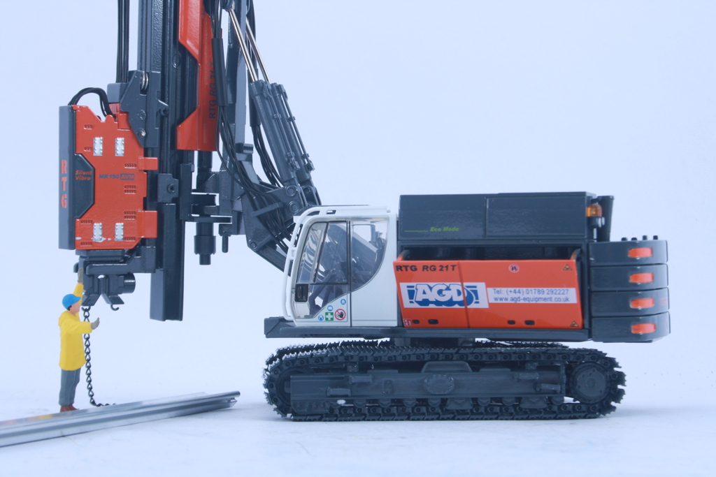 RTG Teleskopmäkler RG21T mit Hydraulikrüttler 2023 AD Modell von Bymo 1:50