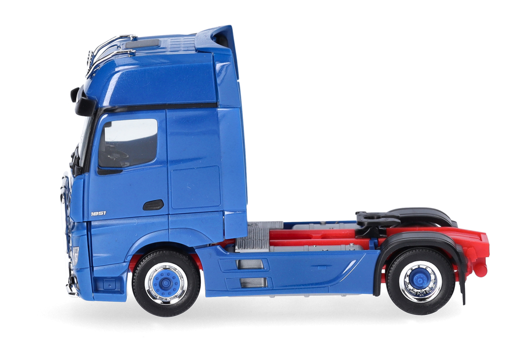 Mercedes-Benz Actros Gigaspace Solozugmaschine 2achs mit Lampenbügel und Rammschutz Modell von herpa 1:87