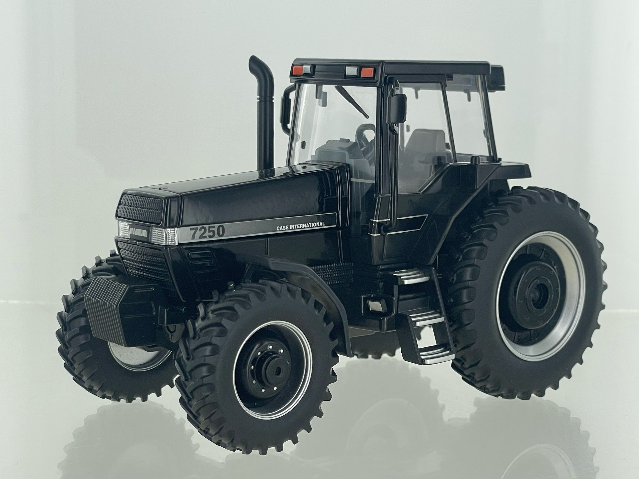 Case IH Magnum 7250 Black Lim. Edt. Modell von Britains 1:32