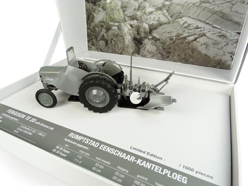 Ferguson TE20 mit Rumpstad Einscharpflug LImited Edition Modell von Universal Hobbies 1:32