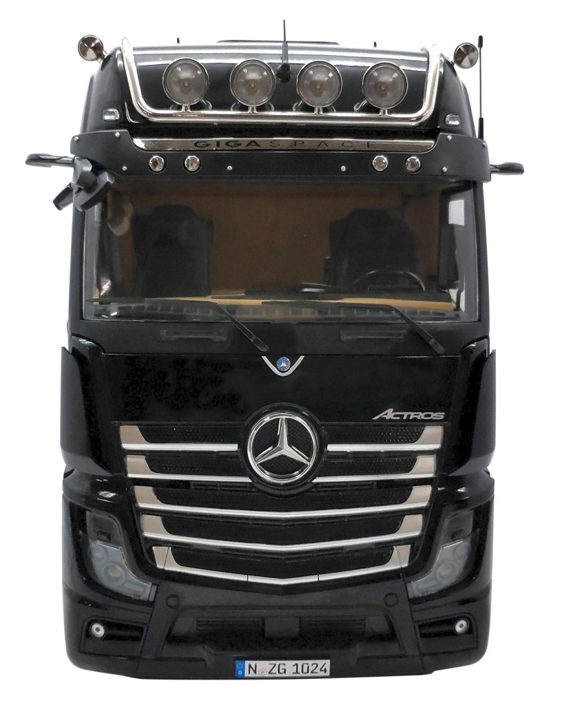 Mercedes Benz Actros mit Lohr Set mit Dekor schwarz Modell von NZG 1:18