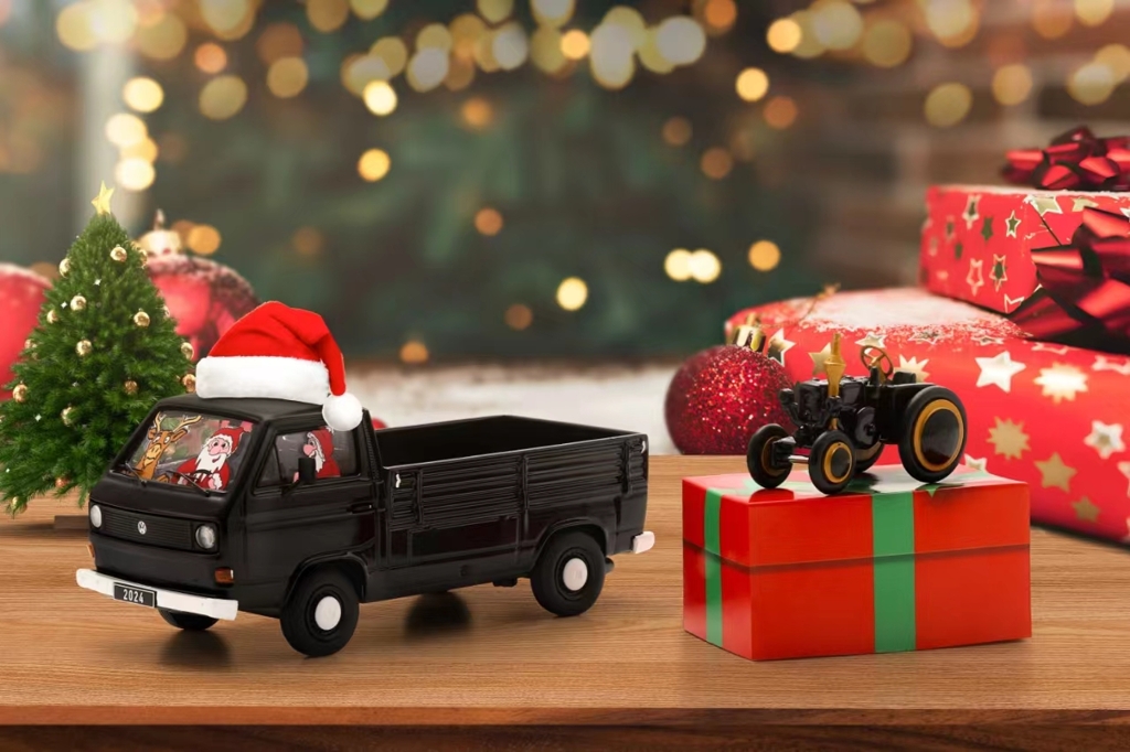 VW T3a „Christmas 2024“ mit Lanz-Bulldog (Piccolo) Modell von Schuco 1:43