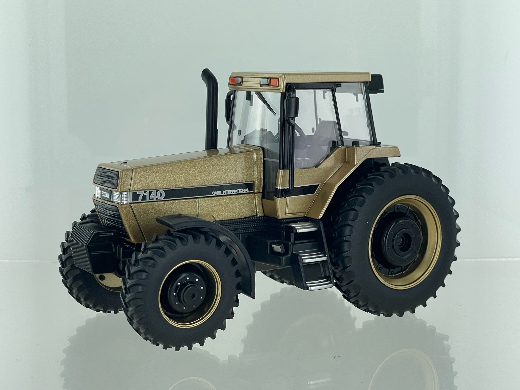 Case IH Magnum 7140 Gold Lim. Edt. Modell von Britains 1:32