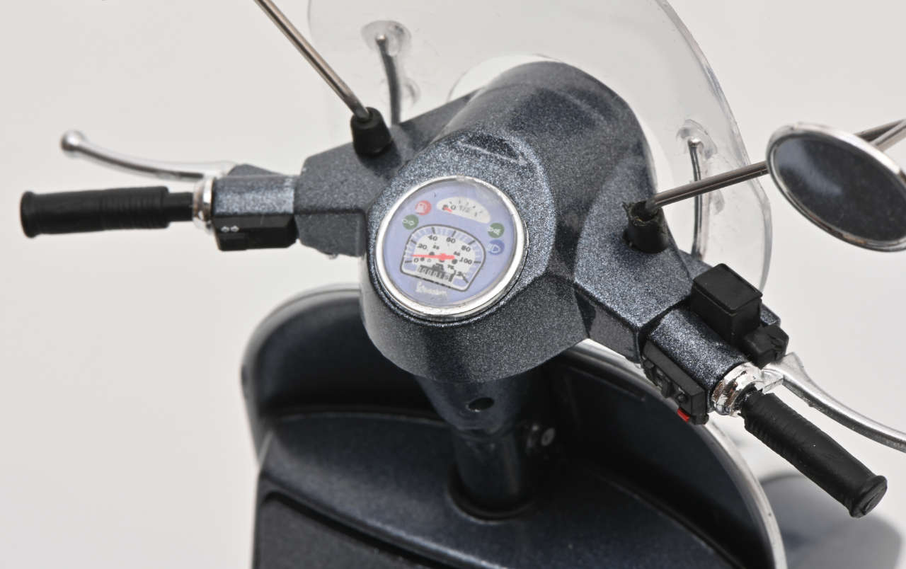 Vespa PX 125 grigio metallic Modell von Schuco 1:10