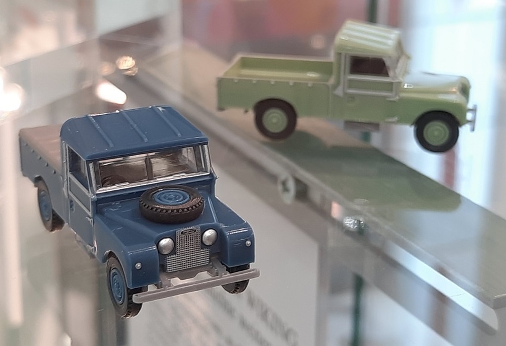 Land Rover Defender 107 Series I Pick-Up blau-1