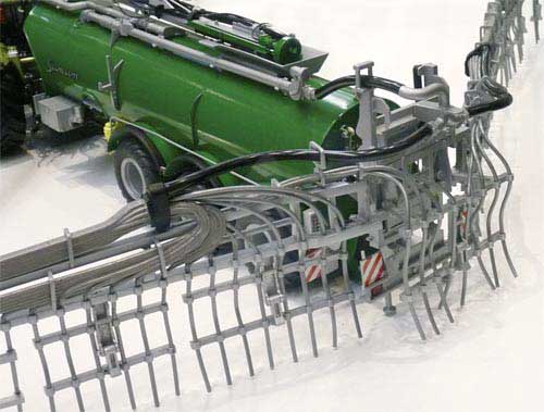 Gülletankauflieger Samson SG 28 Schwanenhals zum Claas Xerion 5000 Modell von WIKING 1:32