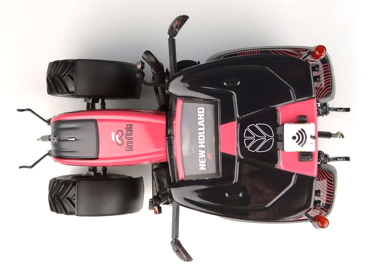 New Holland T5.140 Giro d Italia  Modell von Universal Hobbies 1:32