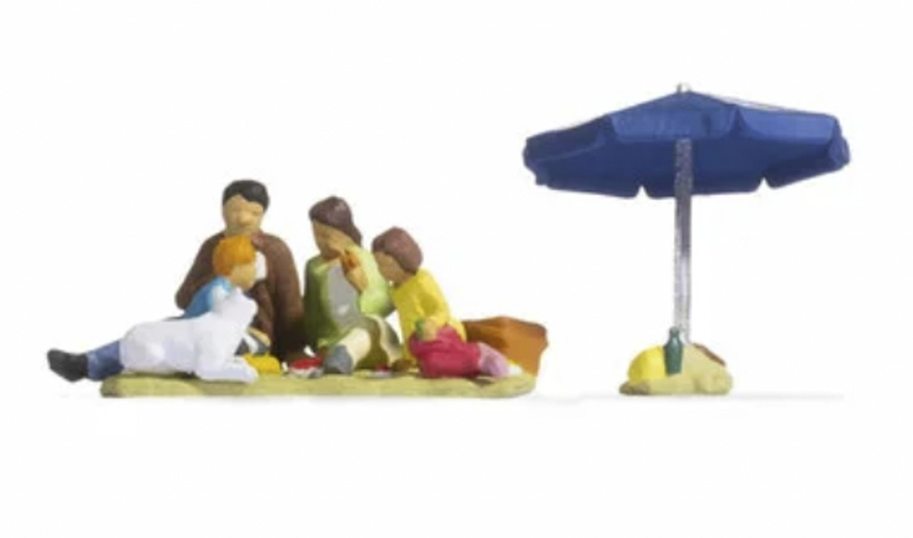 Familie beim Picknick-1