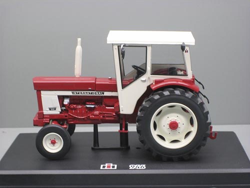 IHC 946 2x4 Modell von Replicagri 1:32