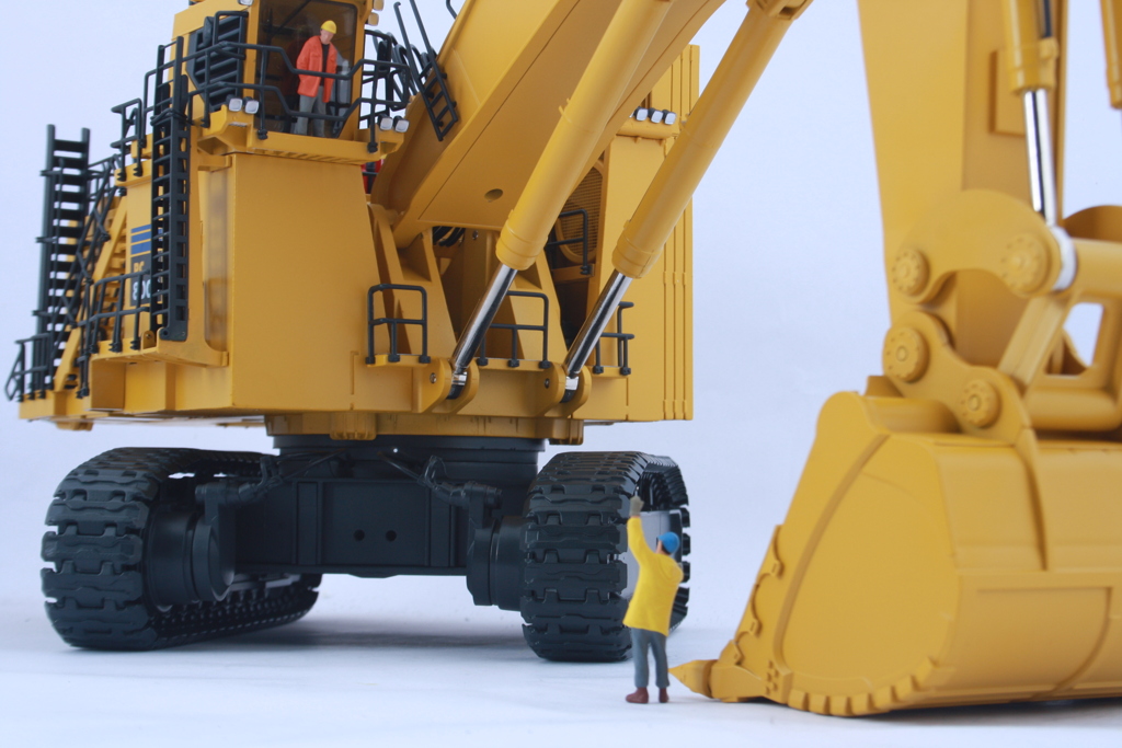 Komatsu Bagger PC8000-6 Diesel Tieflöffel Modell von Bymo 1:50