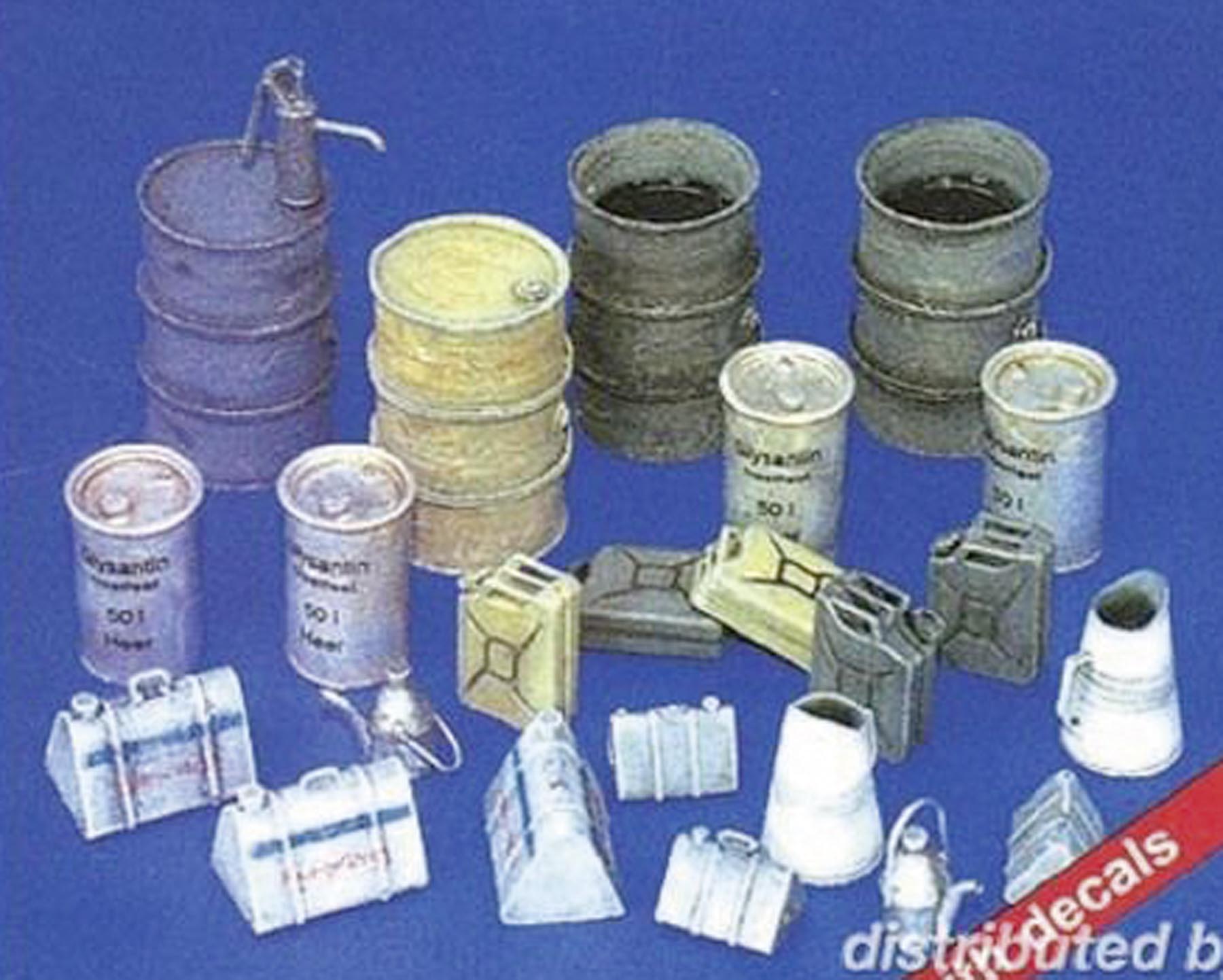 Kanister und Öltonnen (24 Stück) Modell von Plus Model 1:35