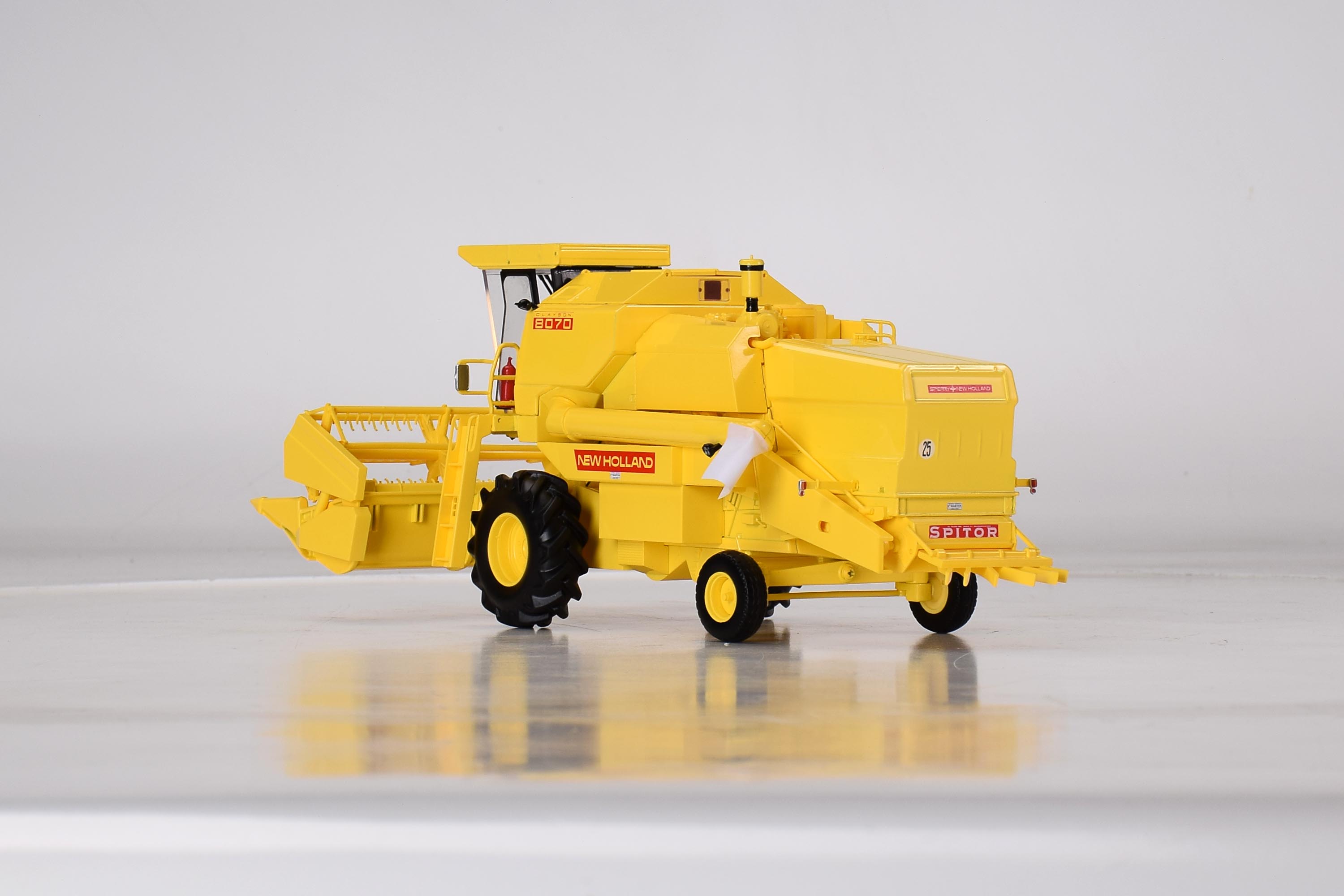 New Holland 8070 mit Kabine Mähdrescher Modell von Replicagri 1:32