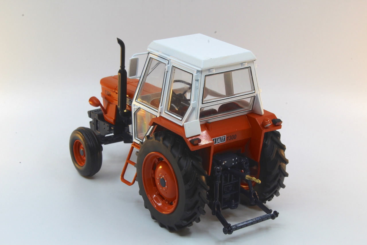 Fiat 1300 2WD mit Kabine Modell von Replicagri 1:32