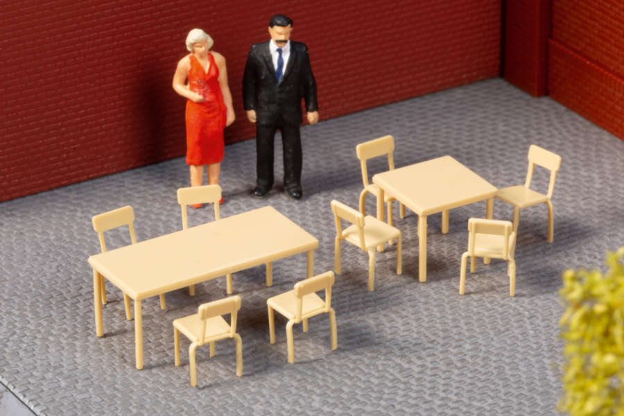 10 Tische und 40 Stühle Modell von Auhagen 1:87