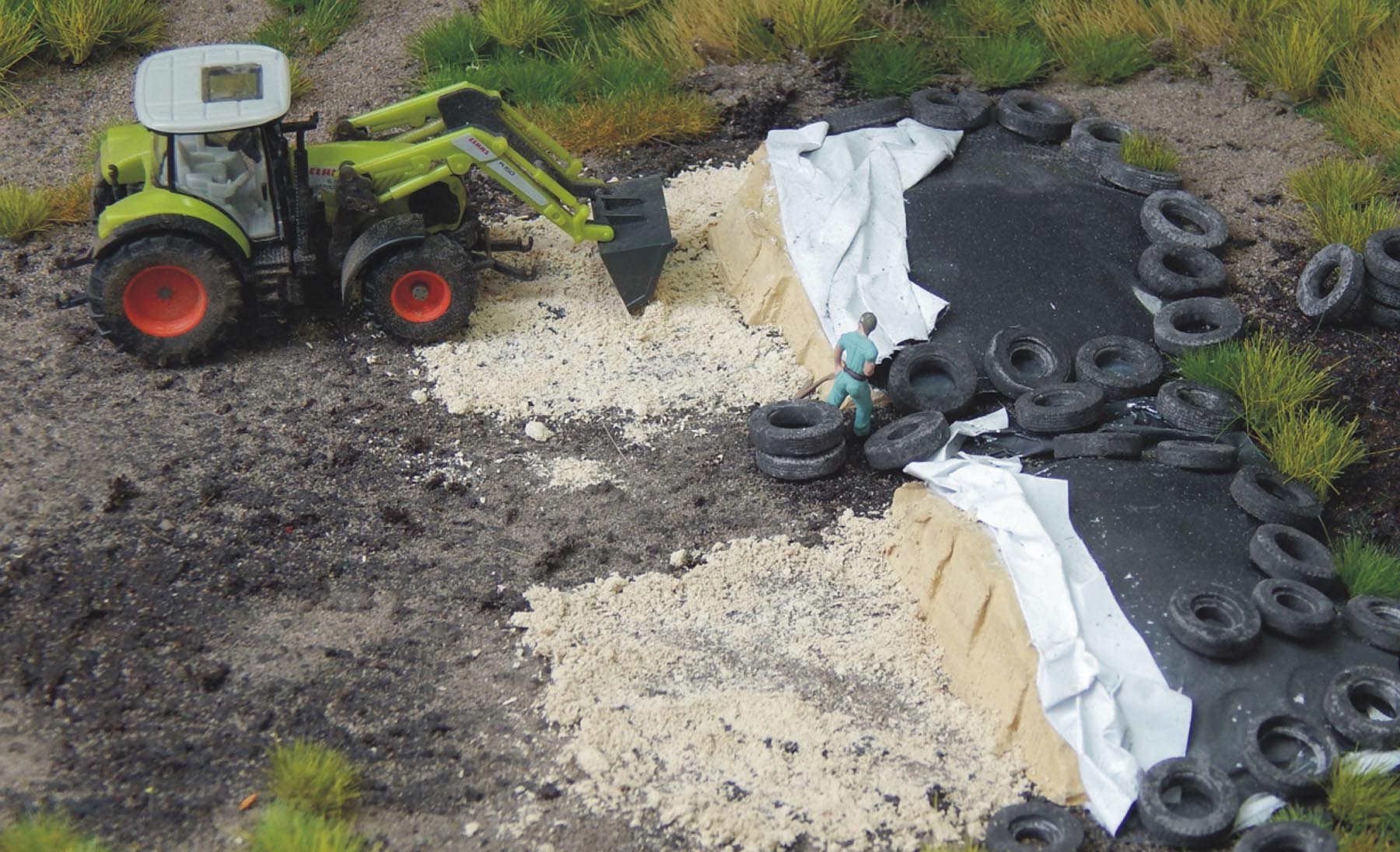 Silage braun mit Abdeckfolie und Reifen Modell von Juweela 1:87