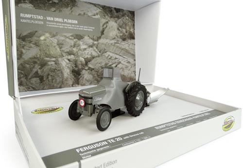 Ferguson TE20 mit Rumpstad Einscharpflug LImited Edition Modell von Universal Hobbies 1:32