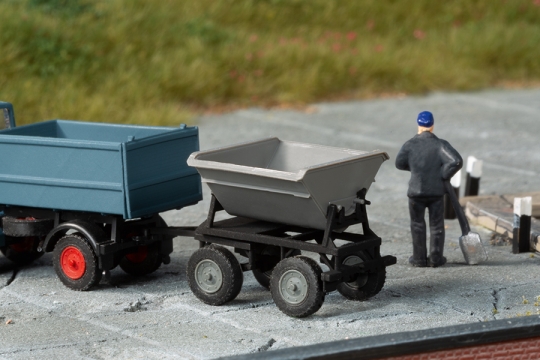 Bausatz Multicar M22 Hochbordkipper mit Kipplorenanhänger Modell von Auhagen 1:87