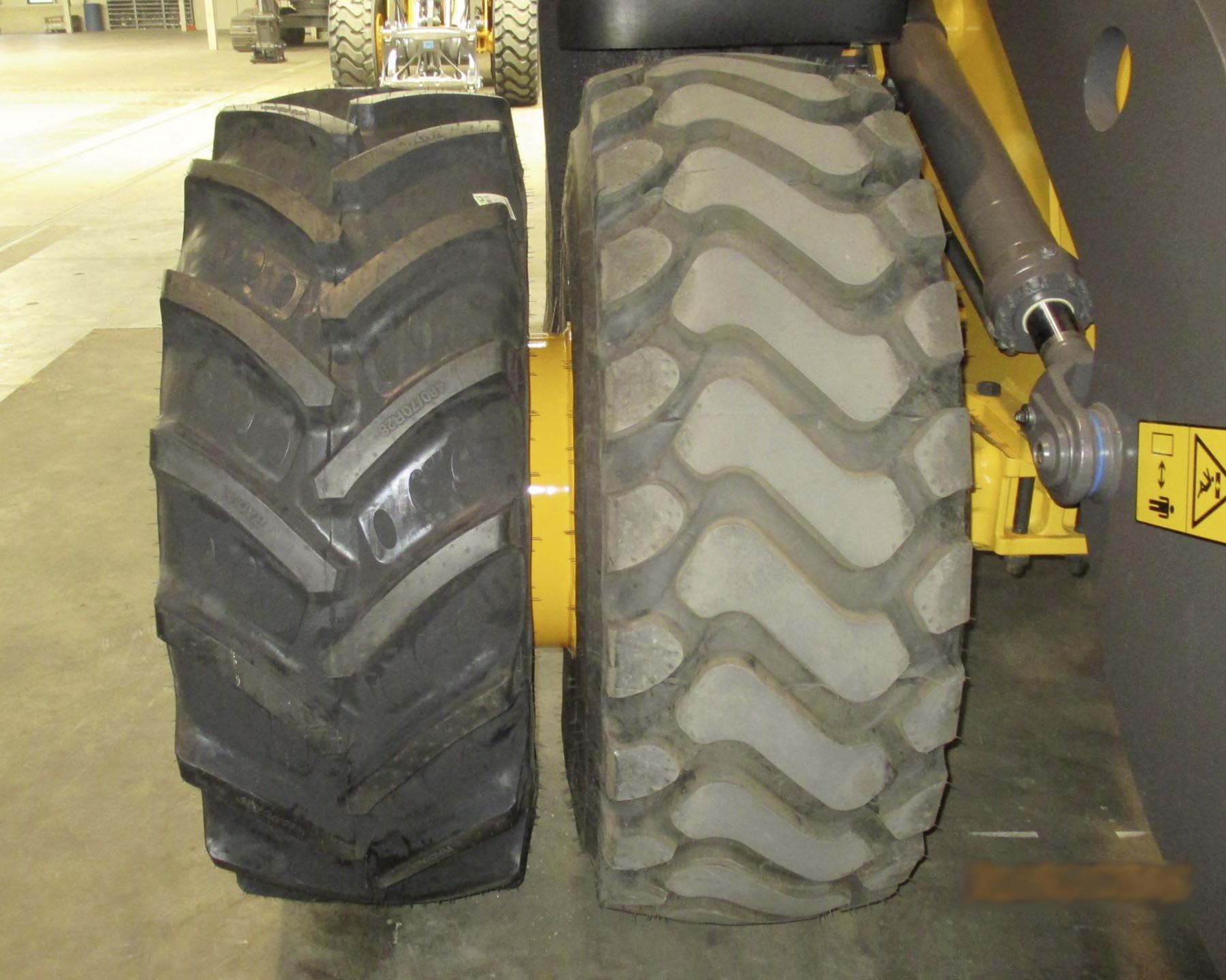 Forrez Doppelradsatz - passend zu Volvo L60H Radlader - beinhaltet CS Kupplungshaken Modell von AT Collections 1:32