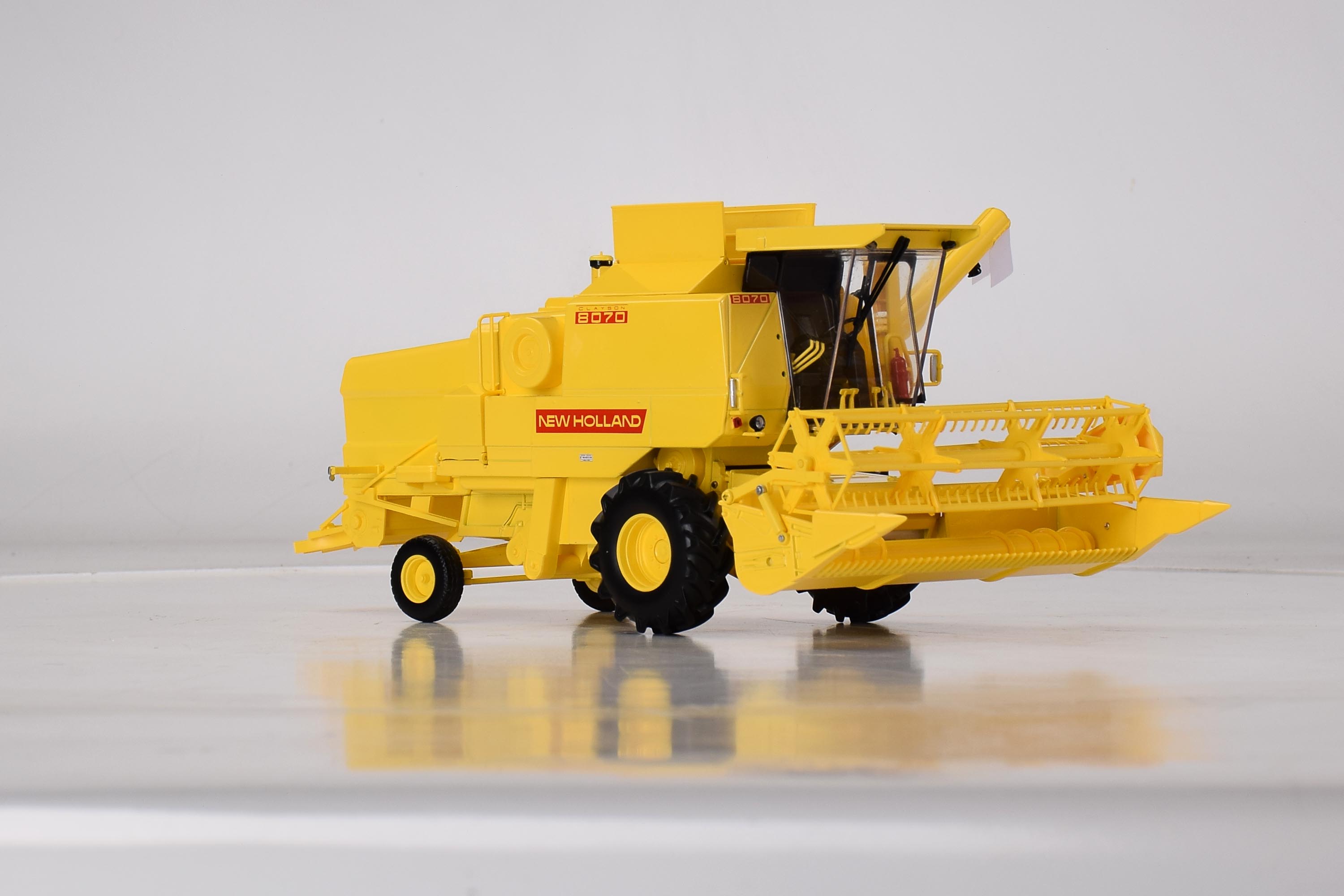 New Holland 8070 mit Kabine Mähdrescher Modell von Replicagri 1:32
