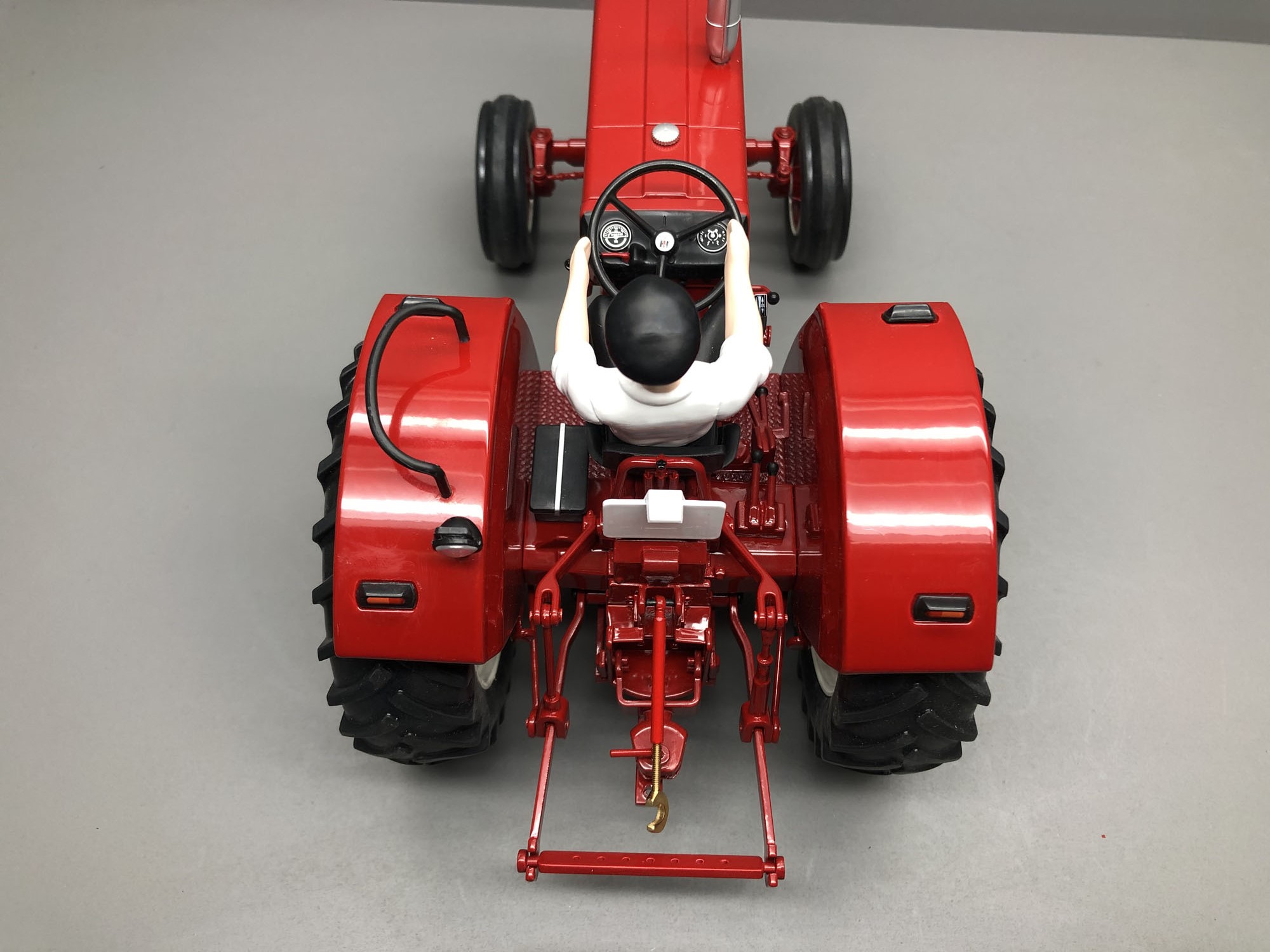 IHC 624 mit Fahrerfigur Modell von Replicagri 1:16