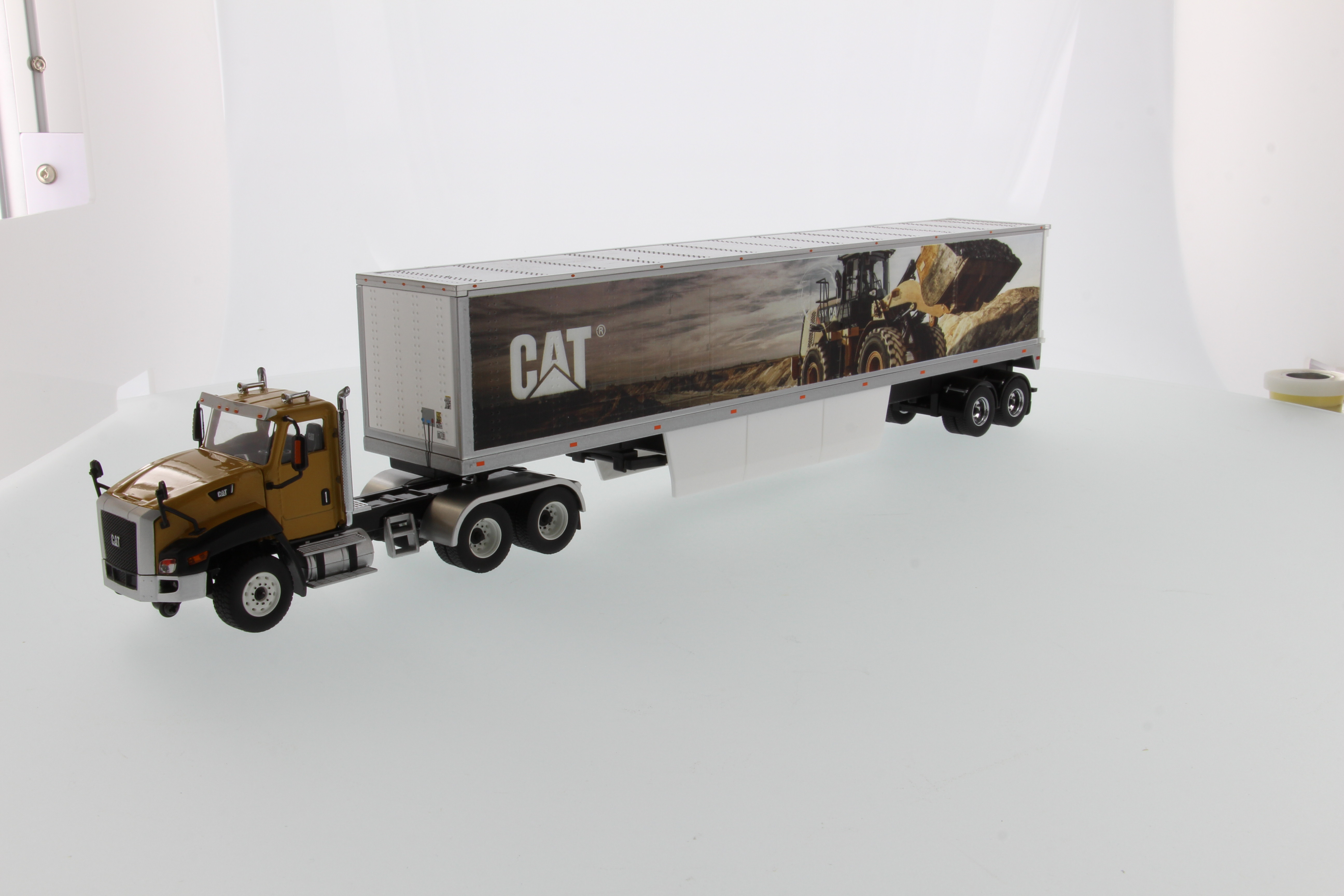 Cat CT660 m. Cat Kofferauflieger Modell von DieCast Masters 1:50