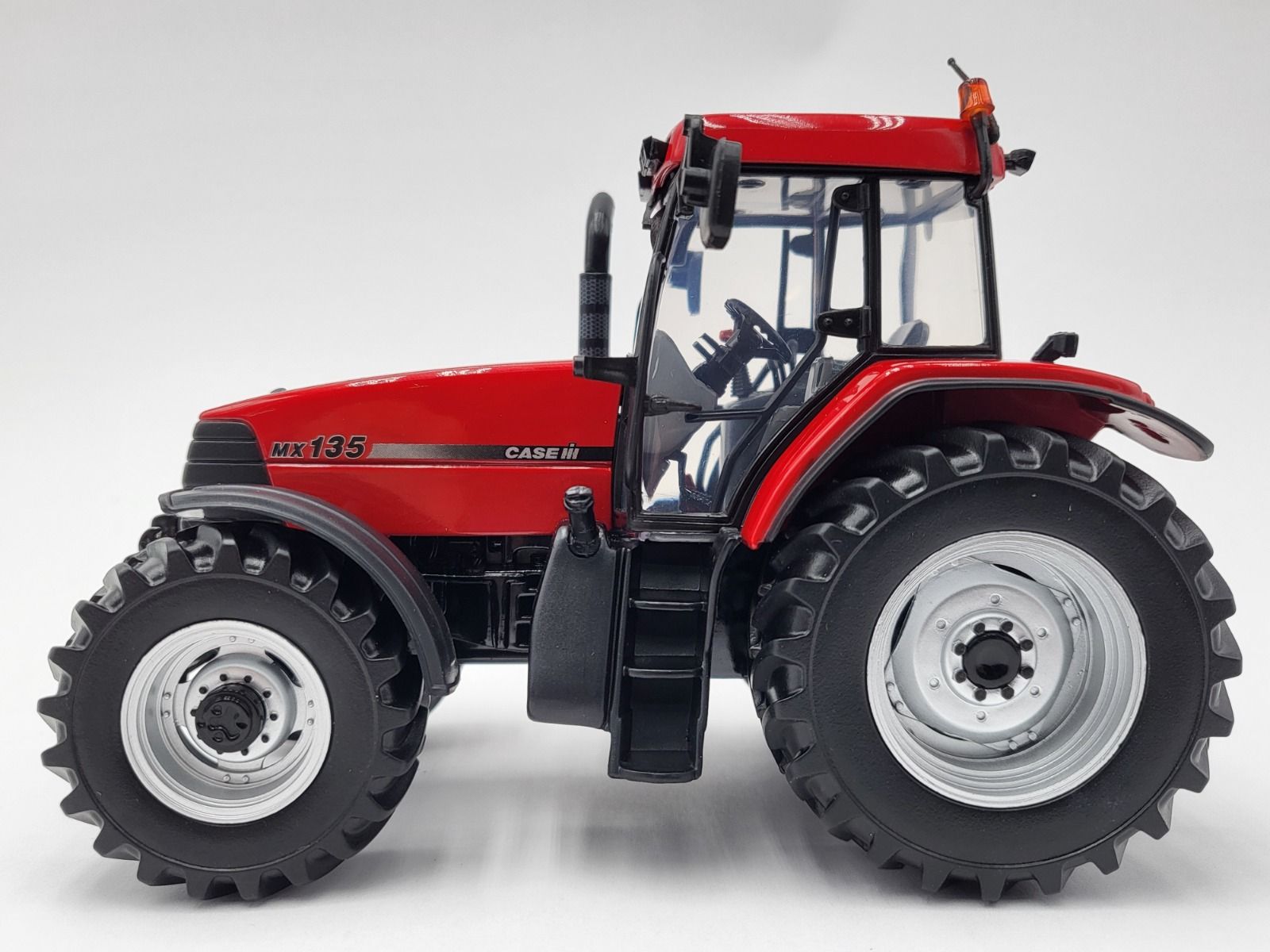 Case IH MX 135 Logo horizontal Lim. Edt. Modell von Universal Hobbies 1:32