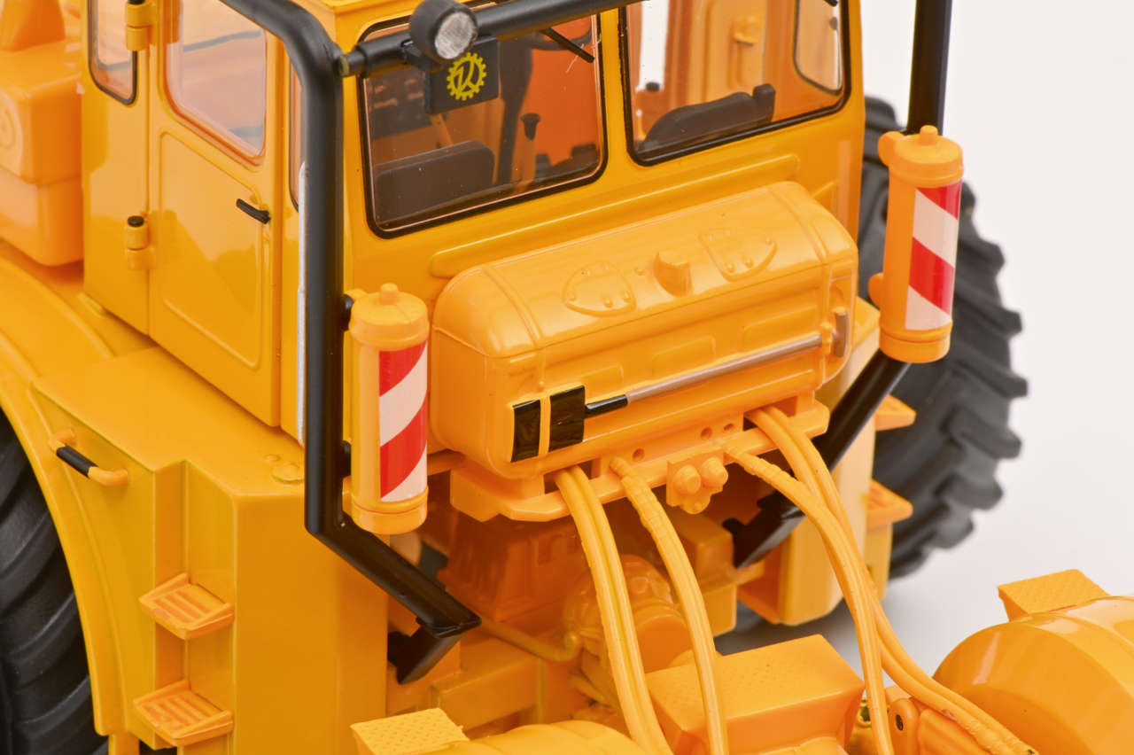 Kirovets K700 A mit Zwillingsbereifung Modell von Schuco 1:32