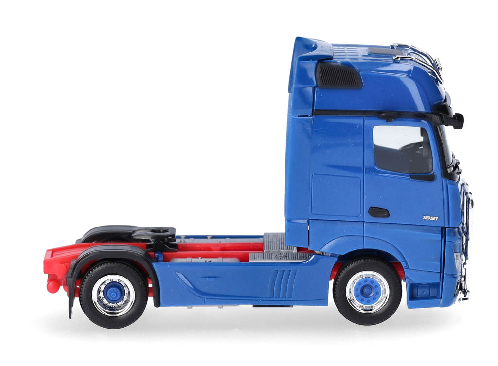 Mercedes-Benz Actros Gigaspace Solozugmaschine 2achs mit Lampenbügel und Rammschutz Modell von herpa 1:87