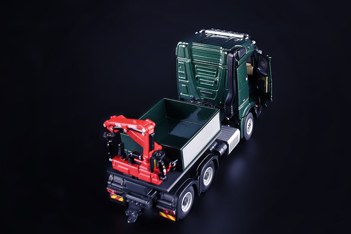Mercedes-Benz Arocs Streamspace 6x4 mit Fassi F32A Modell von IMC Models 1:50