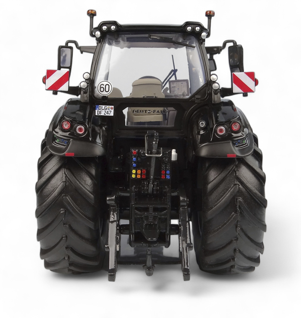 Deutz-Fahr 7250 TTV Warrior Gloss Black Edt. Modell von Universal Hobbies 1:32